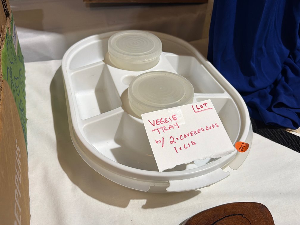 VEGGIE TRAY W/ (2) COVERED CUPS & (1) LID