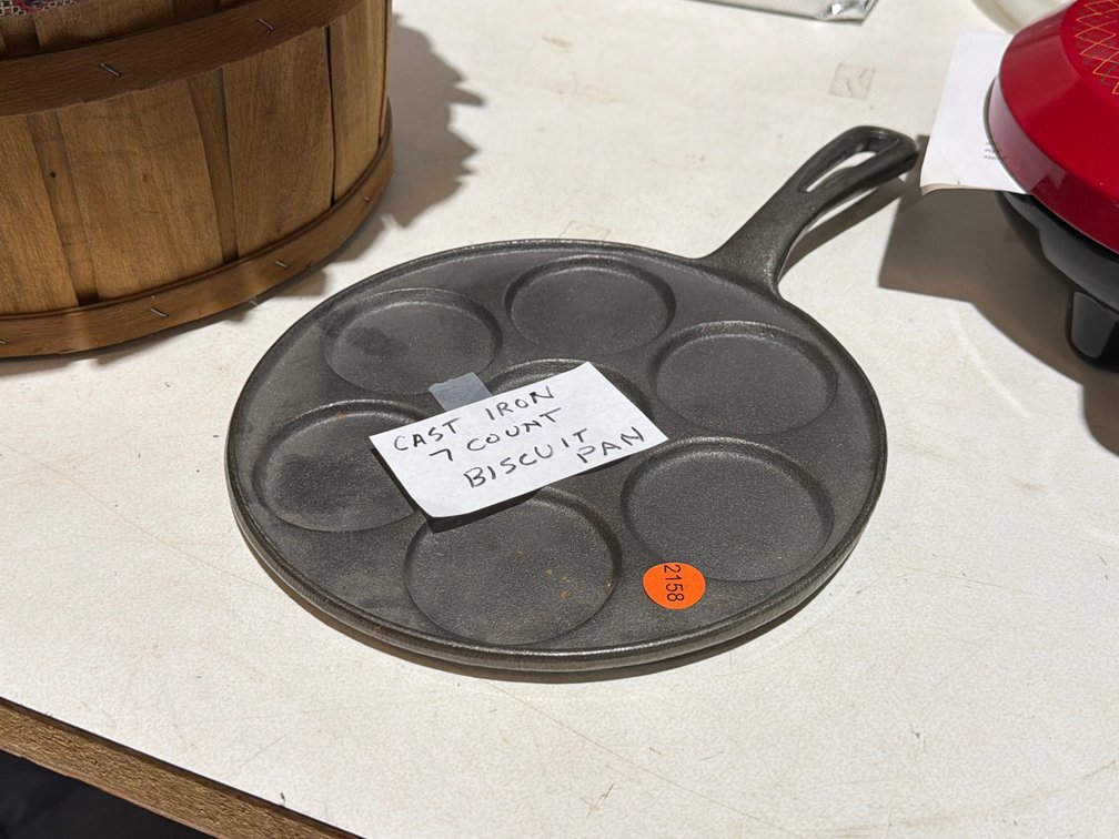 CAST IRON 7 COUNT BISCUIT PAN