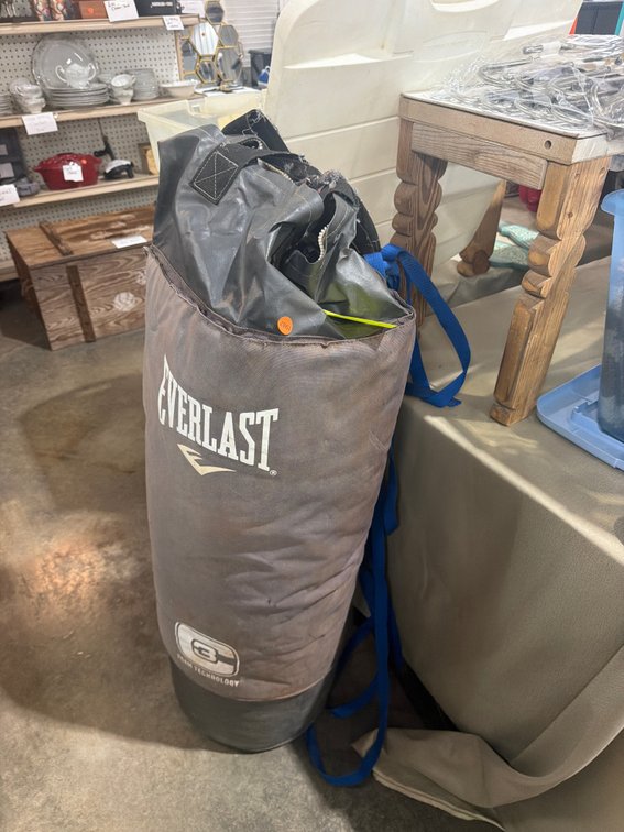 EVERLAST PUNCHING BAG