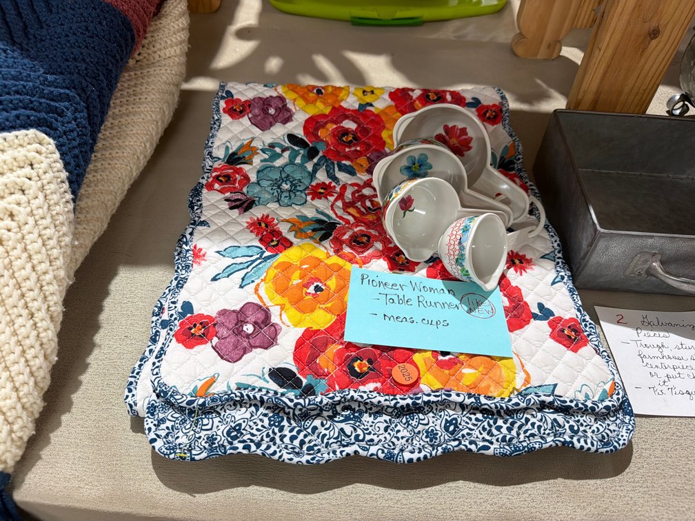 PIONEER WOMAN TABLE RUNNER AND MEASURING CUPS