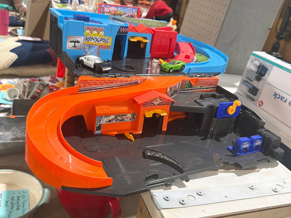 HOT WHEELS STOW AND GO TRACK WITH 2 CARS