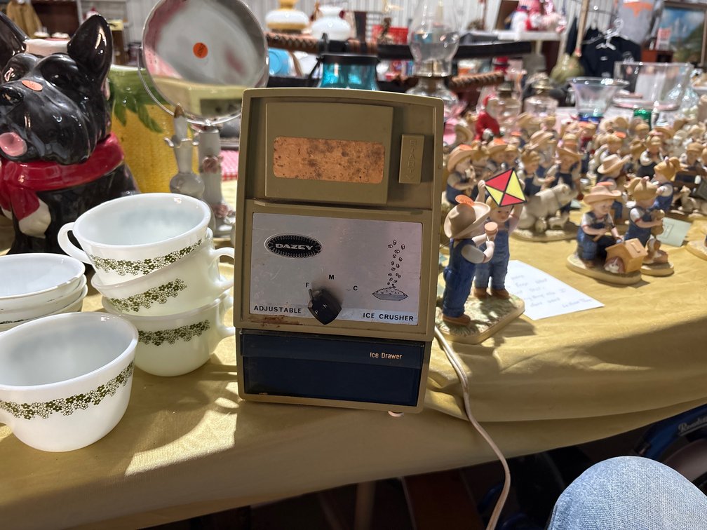 VINTAGE DAZEY ICE CRUSHER