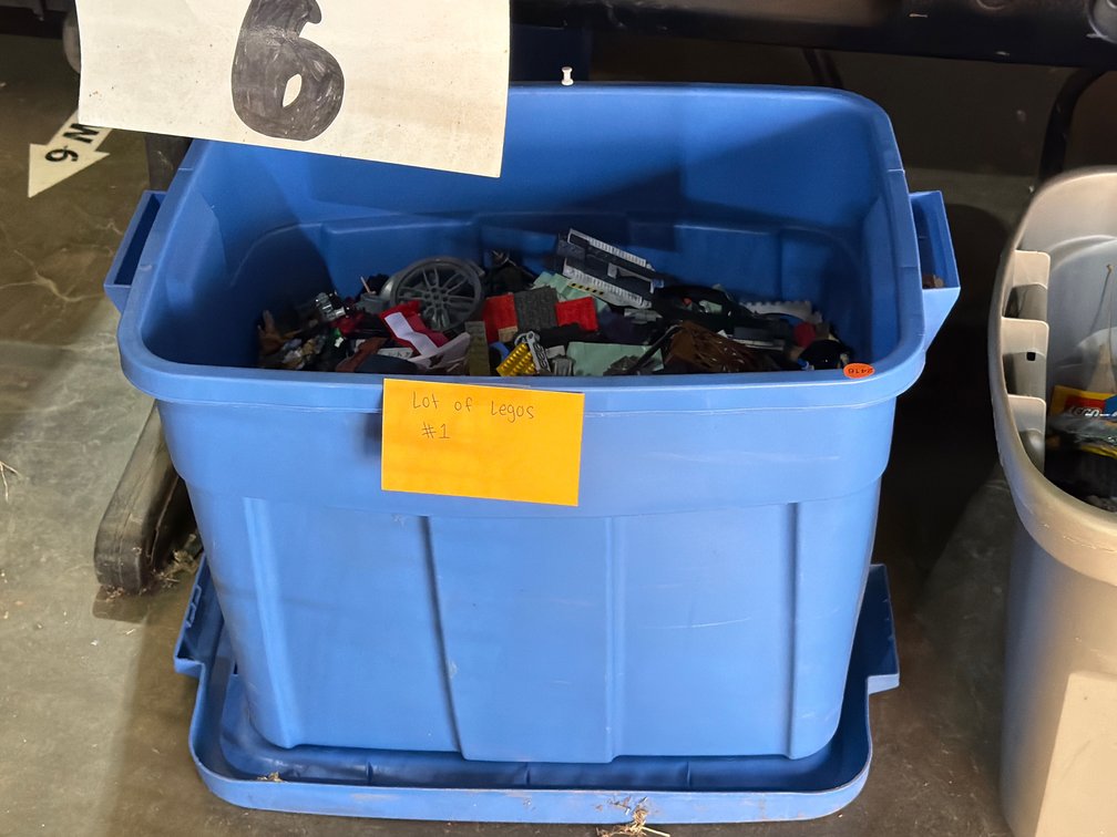 LARGE LOT OF LEGOS