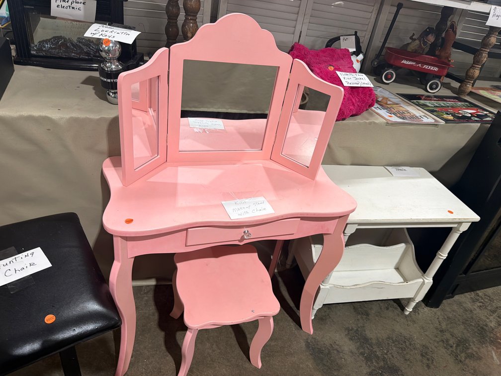 KIDS MAKEUP STAND WITH CHAIR