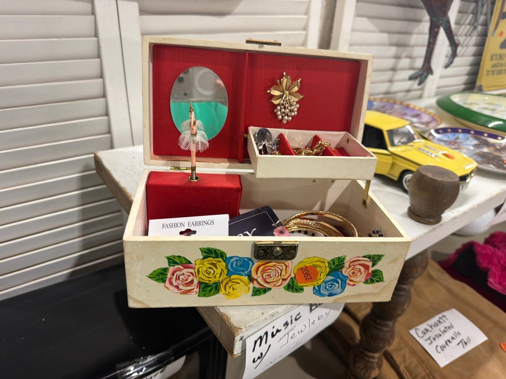 VINTAGE MUSICAL JEWELRY BOX WITH JEWELRY