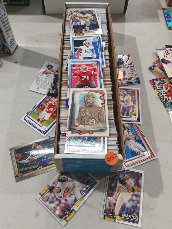 800+ FOOTBALL AND BASEBALL CARDS