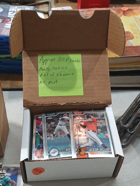 APPROX 300 BASEBALL CARDS