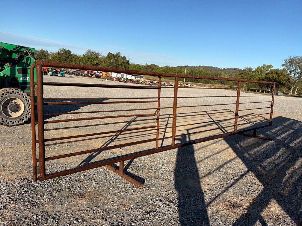 (1) 24’ HD FREESTANDING PANEL W/ 7’ GATE