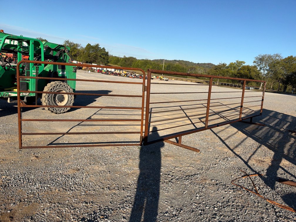 (1) 24’ HD FREESTANDING PANEL W/ 7’ GATE