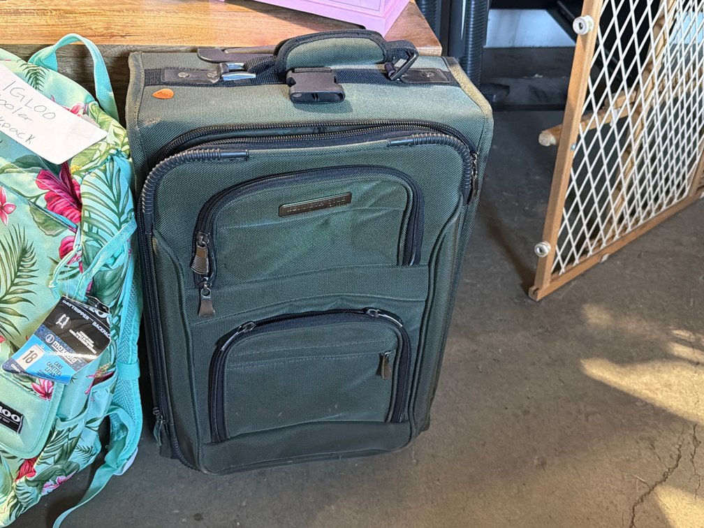 ROLLING KENNETH COLE SUITCASE