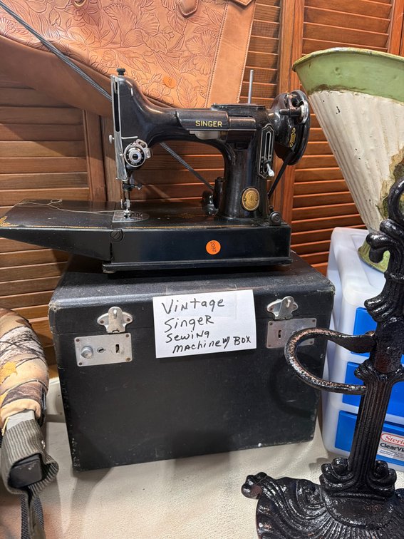 SINGER SEWING MACHINE WITH BOX