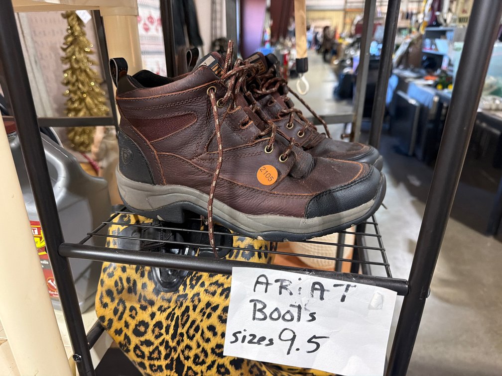 WOMENS ARIAT BOOTS SIZE 9.5