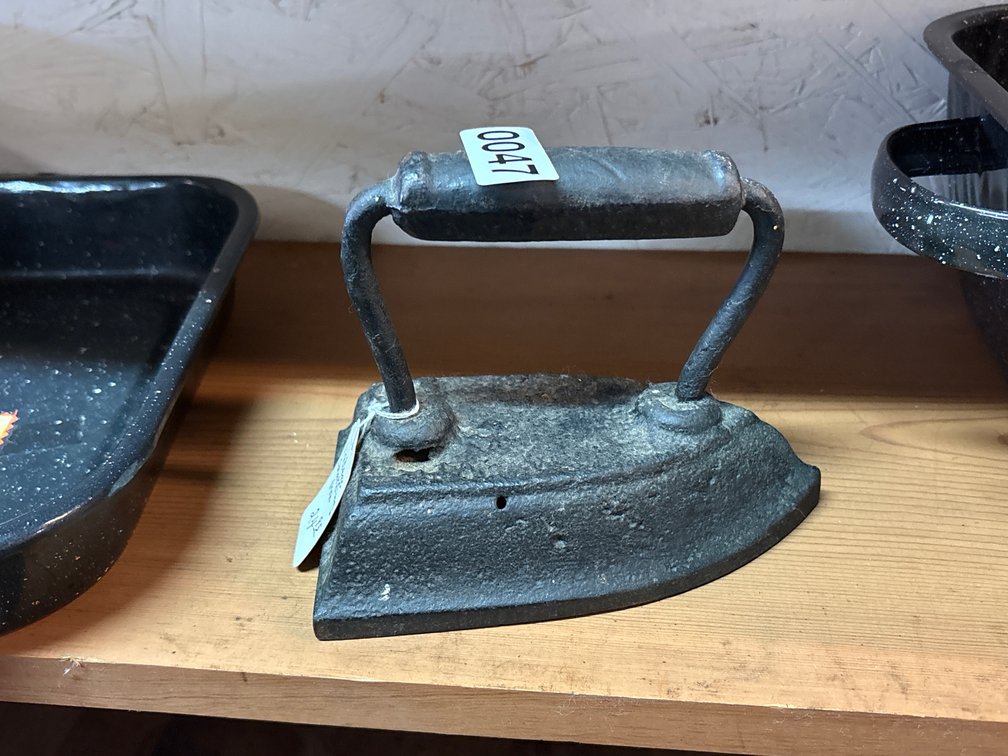 VINTAGE SAD IRON