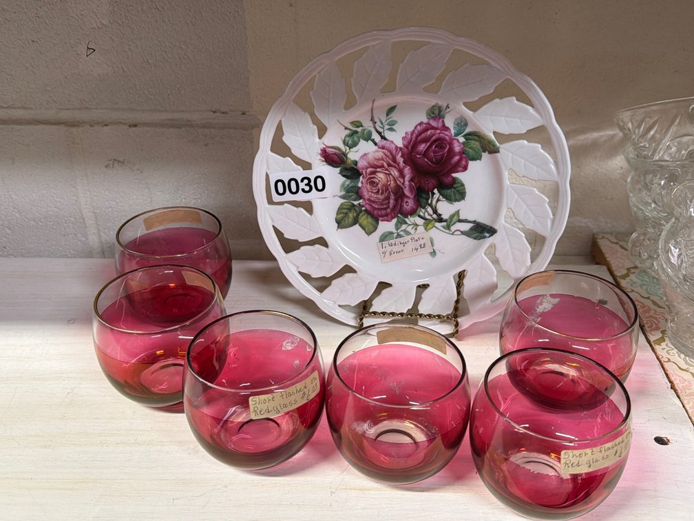 GODINGER PLATE, RED GLASSES