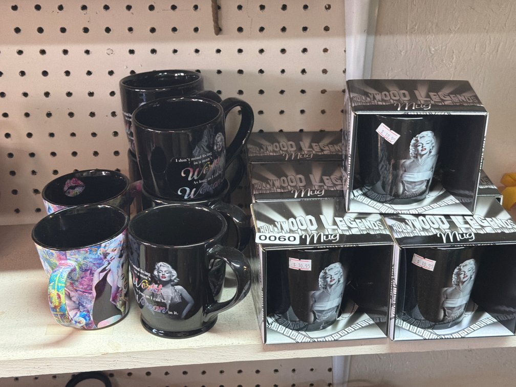 LOT OF MARILYN MONROE MUGS