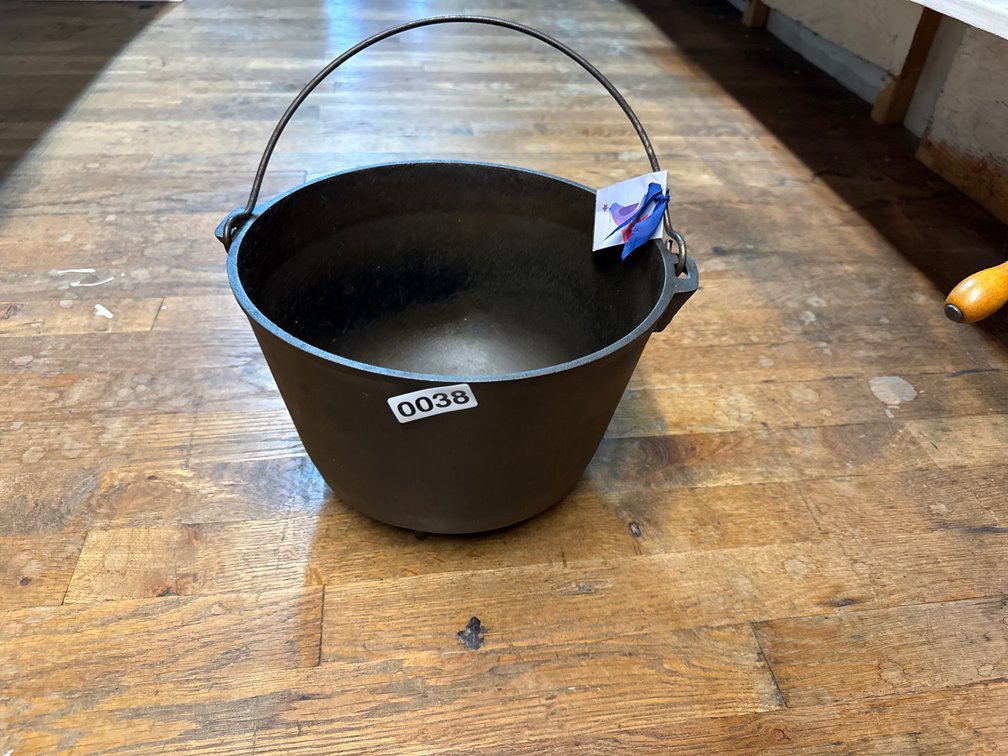 VINTAGE CAST IRON BEAN POT ON LEGS