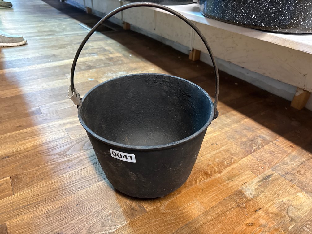 VINTAGE CAST IRON POT ON LEGS
