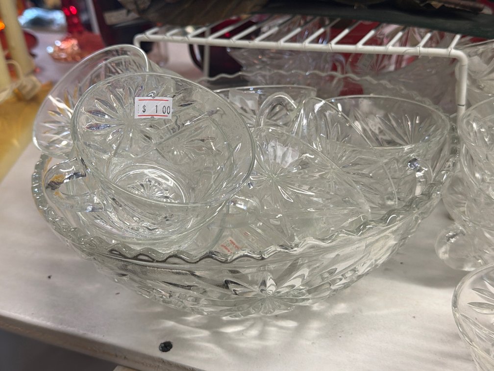 LOT OF PUNCH BOWL CUPS , PUNCHBOWL , GLASS BOWLS , ETC
