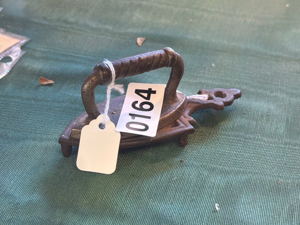 MINI CAST IRON SAD IRON & TRIVET