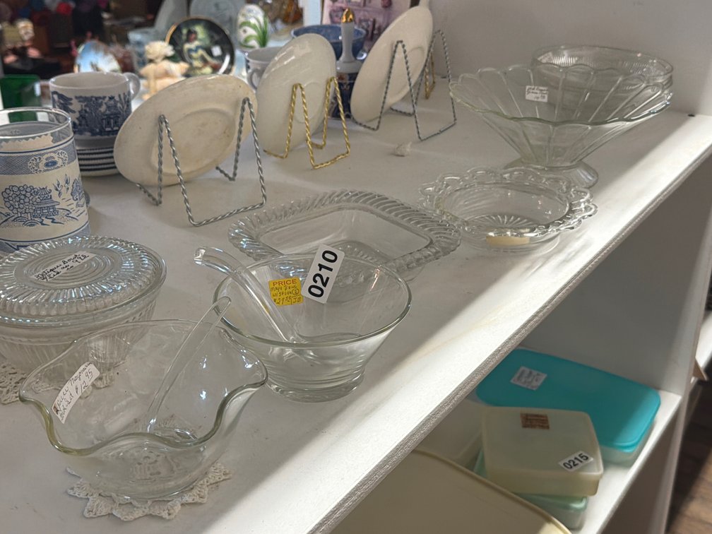 LOT OF SMALL GLASS BOWLS