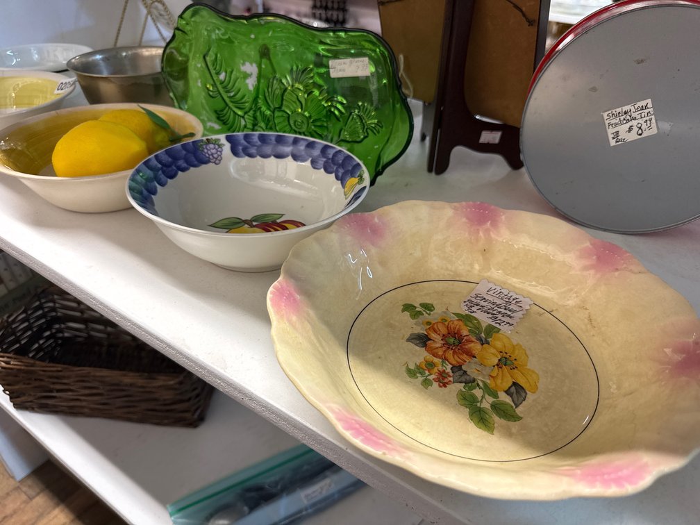 SMALL GLASS BOWLS AND GREEN GLASS TRAY