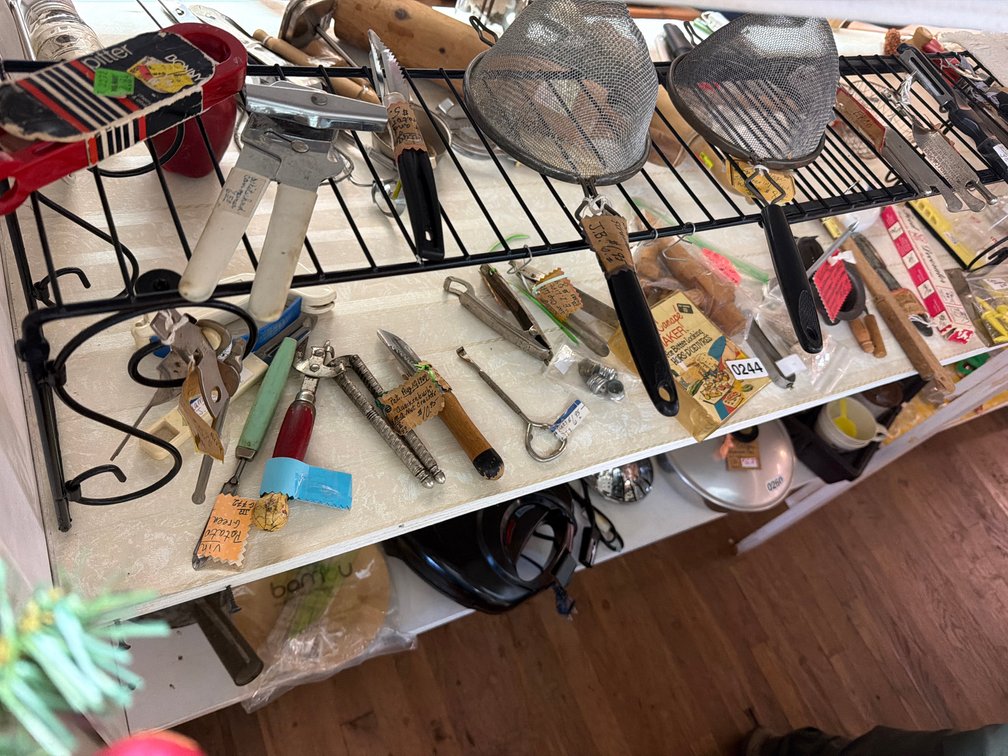 LOT OF VINTAGE KITCHEN UTENSILS