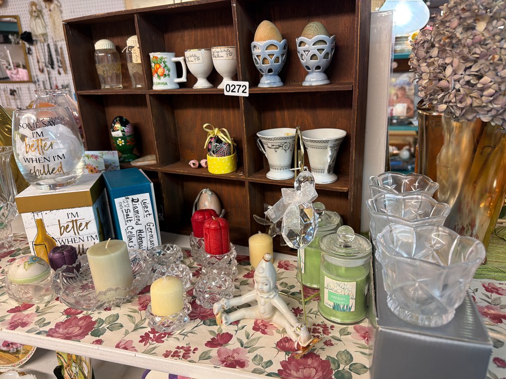 CANDLE HOLDERS, GLASSES, DISPLAY SHELF