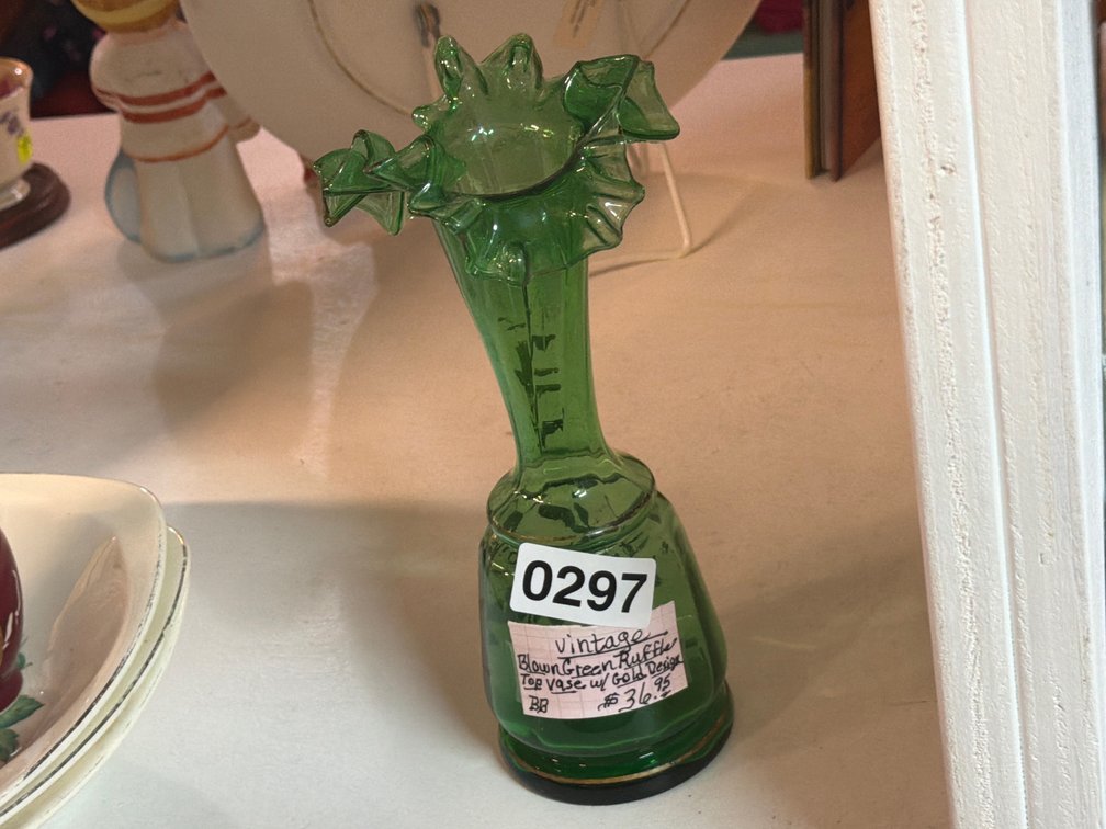 VINTAGE GREEN GLASS RUFFLE VASE