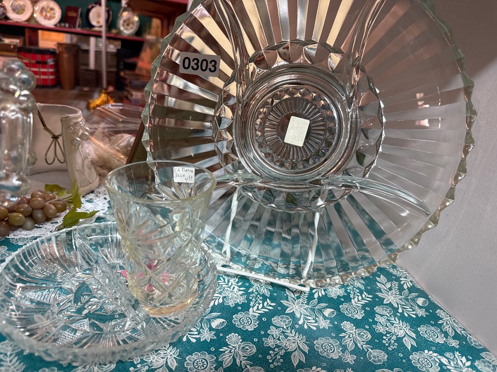 DIVIDED TRAY AND DIVIDED DISH AND GLASS
