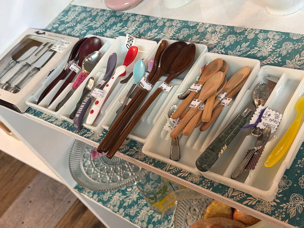 LOT OF SPOONS AND CHEESE KNIVES