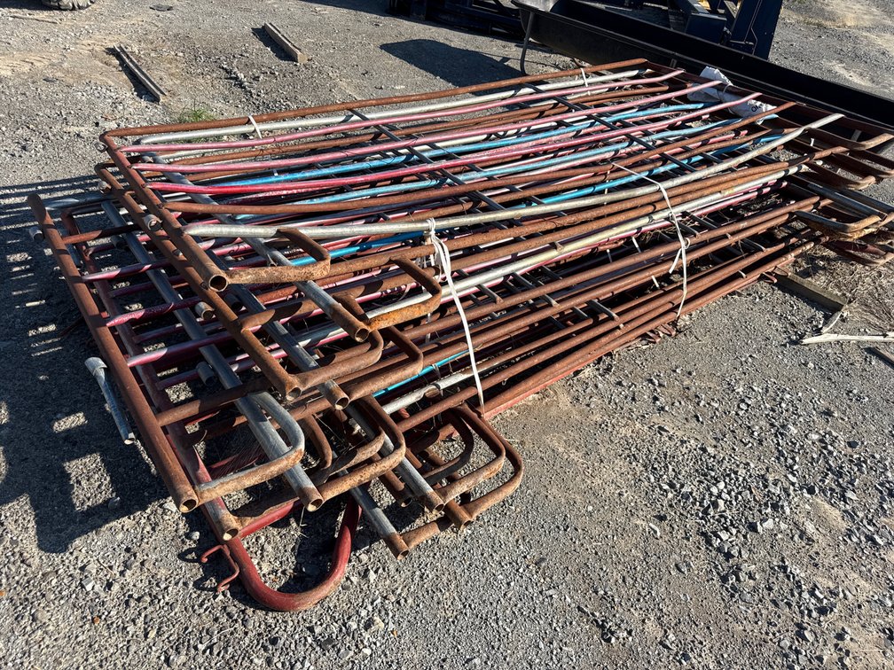 (13) 10’ CORRAL PANELS FOR ROUND PEN (1) 4’ WALK THRU GATE
