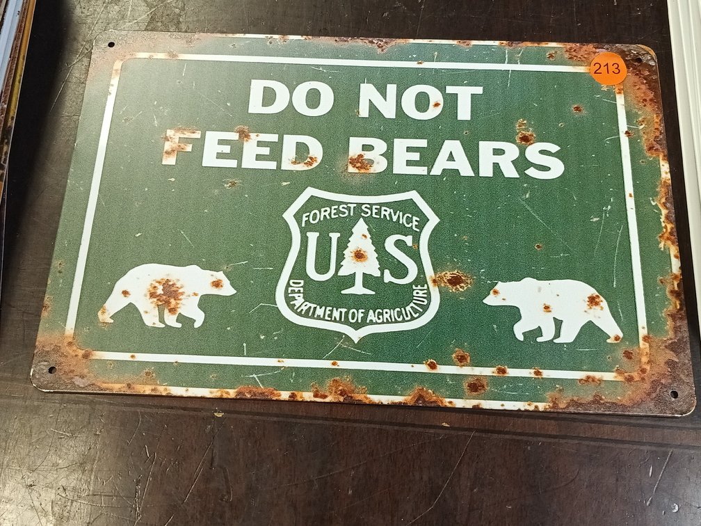 DO NOT FEED BEARS SIGN