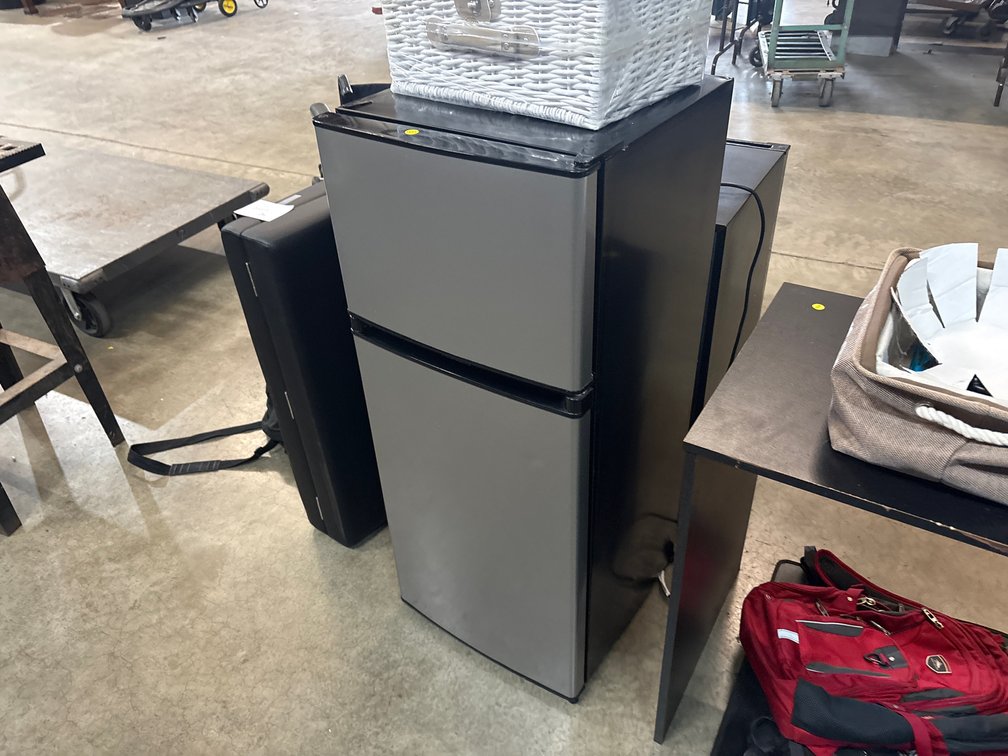SMALL FRIGIDAIRE REFRIGERATOR