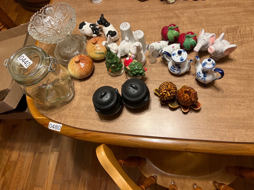 LOT OF SALT AND PEPPER SETS