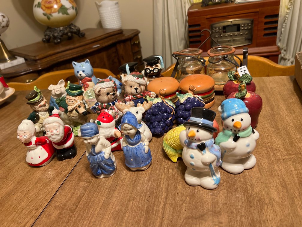 LOT OF SALT AND PEPPER SETS