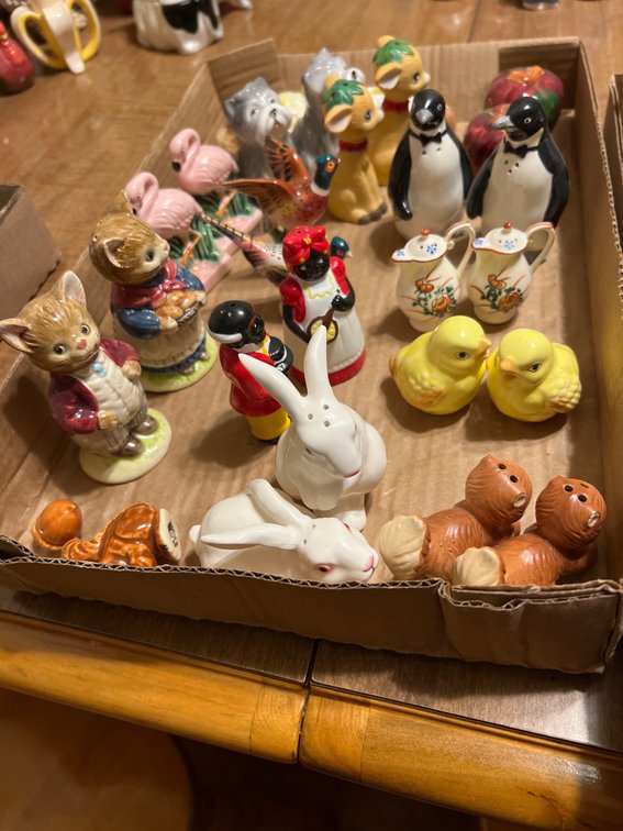 LOT OF SALT AND PEPPER SETS