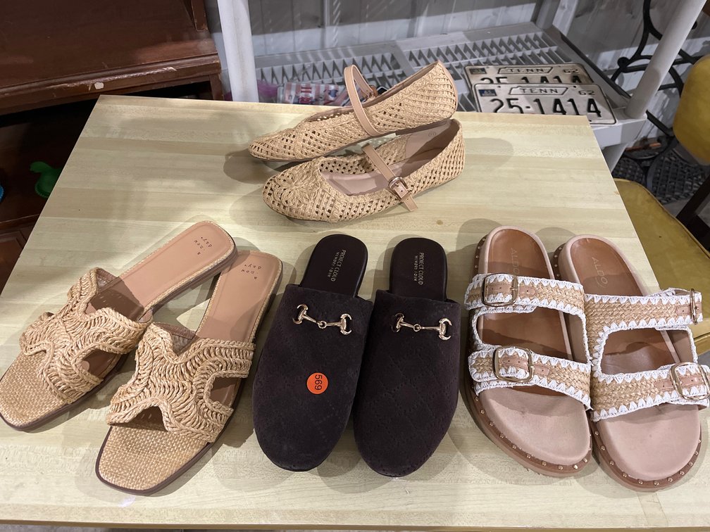 LADIES FLATS- SIZE 11