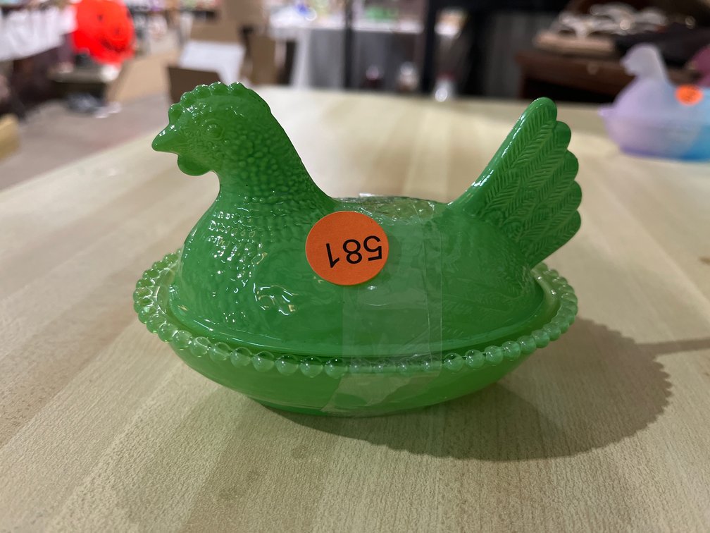 GLASS HEN ON NEST