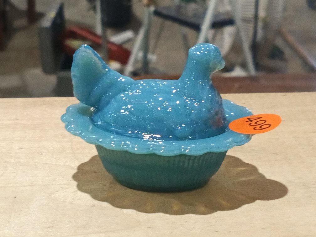 CARNIVAL BLUE SMALL HEN ON NEST