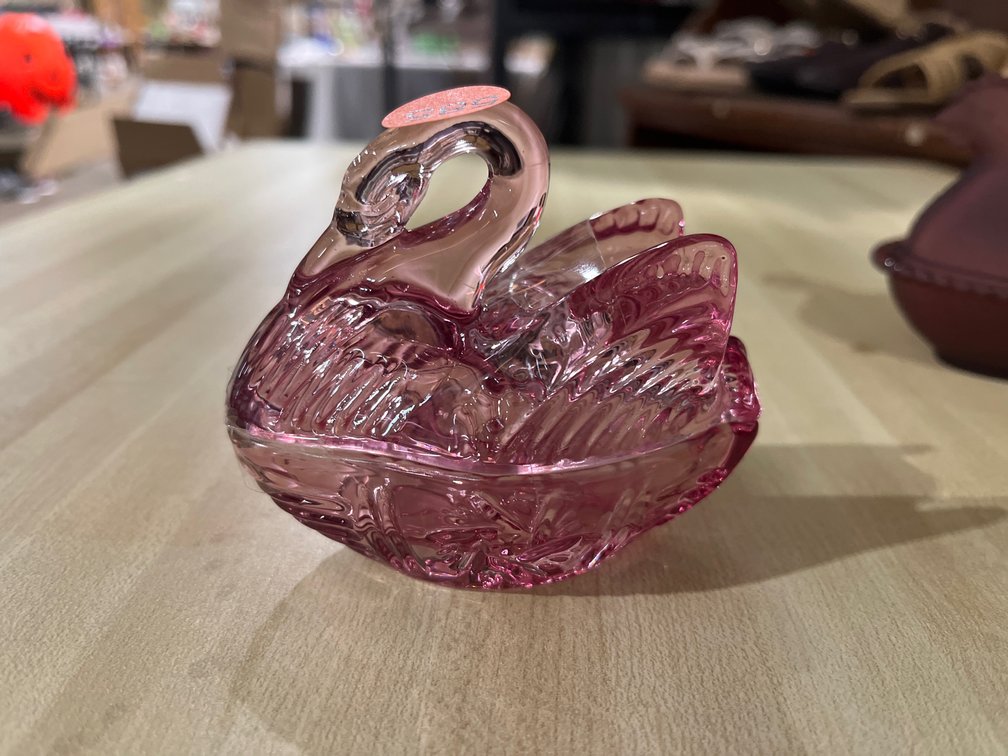 GLASS SWAN ON NEST