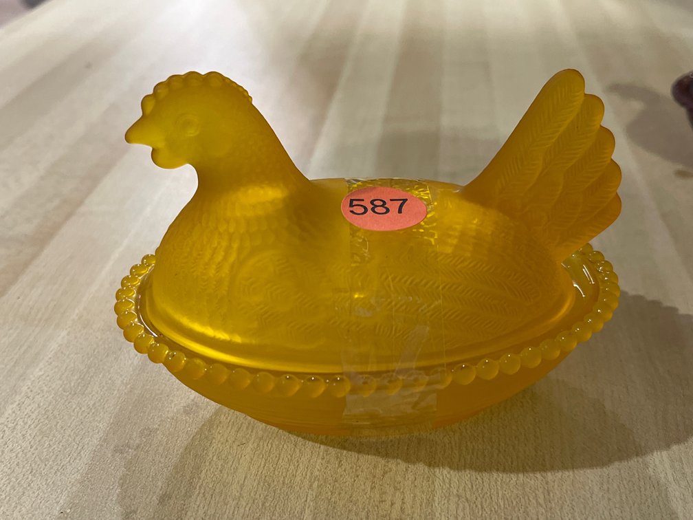 GLASS HEN ON NEST