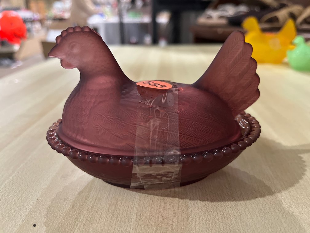 GLASS HEN ON NEST