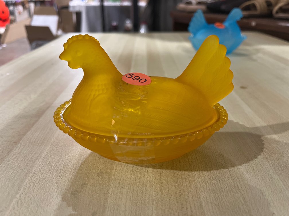 GLASS HEN ON NEST
