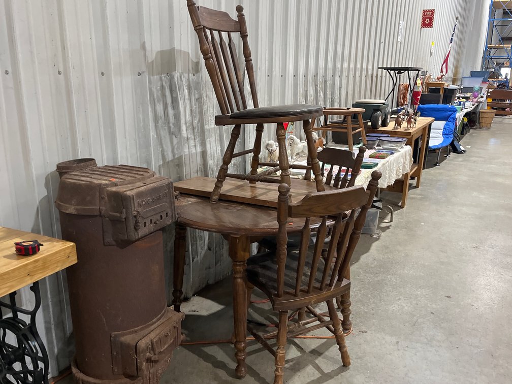 ROUND TABLE WITH LEAF AND 3 CHAIRS