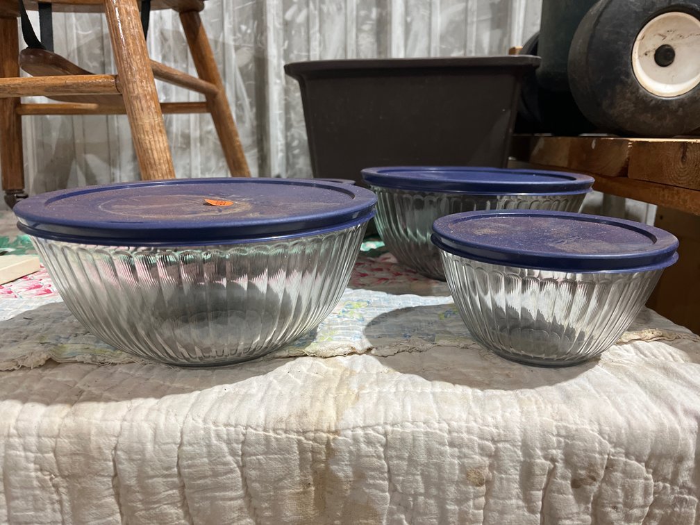 4 PYREX BOWLS WITH LIDS