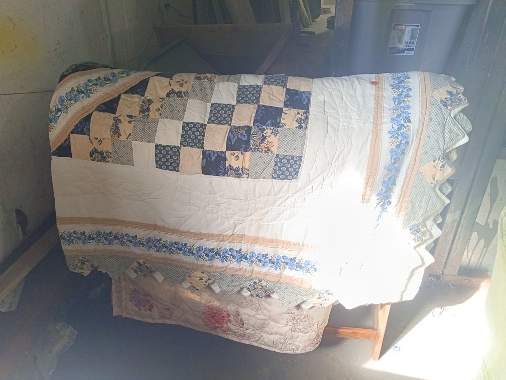 QUILT RACK WITH QUILTS