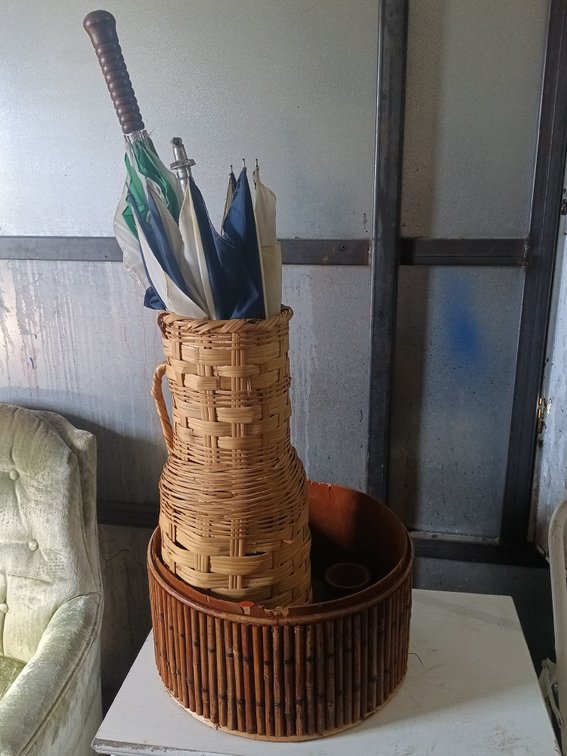 BASKET WITH BARREL CUP AND UMBRELLA BASKET