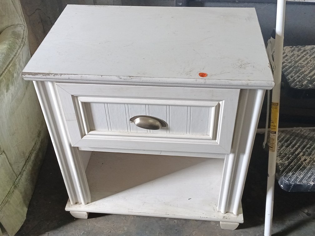 WHITE SIDE TABLE