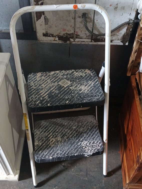 STEP LADDER
