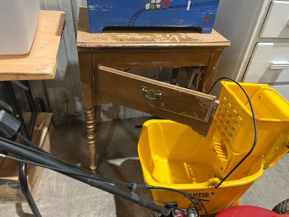 SEWING MACHINE TABLE WITH MACHINE